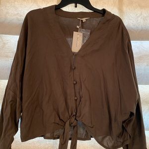 🔥New, beautiful, 5 button down top that ties at bottom. Smoke & pet free home